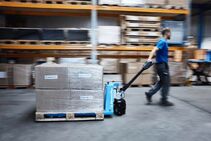 HanseLifter Elektrohubwagen im Lager mit Palette