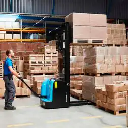 Hanselifter Deichselstapler E-LI-A12MG beim Stapeln